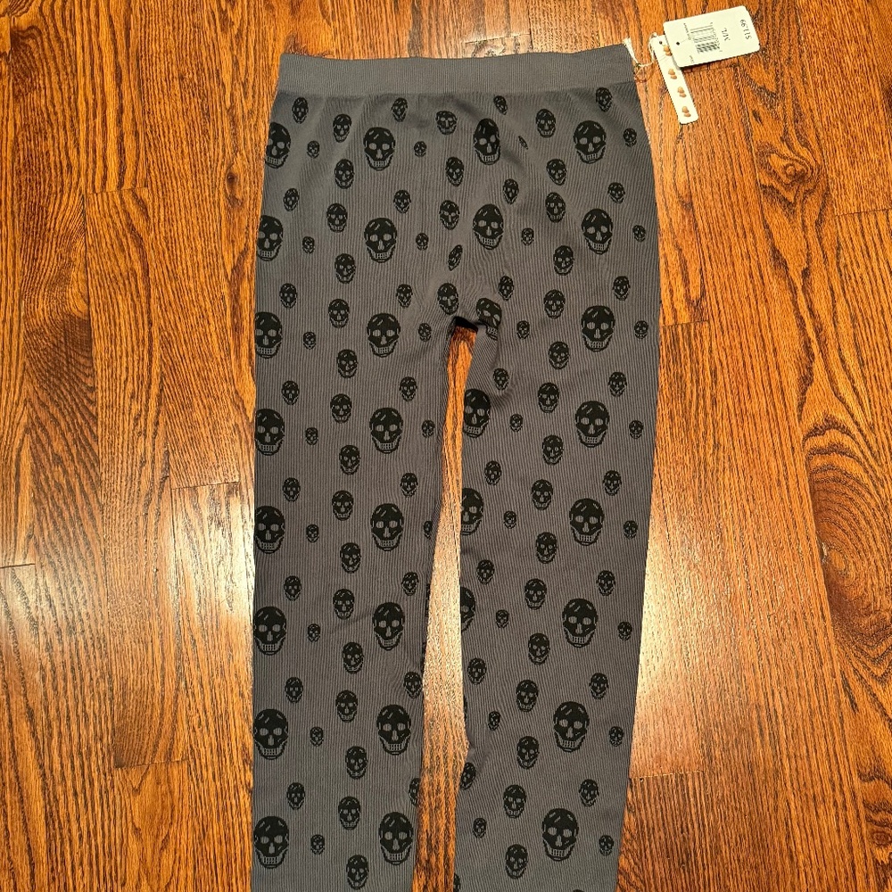 Poof! Seamless Leggings Grey Black Skull New w Tags